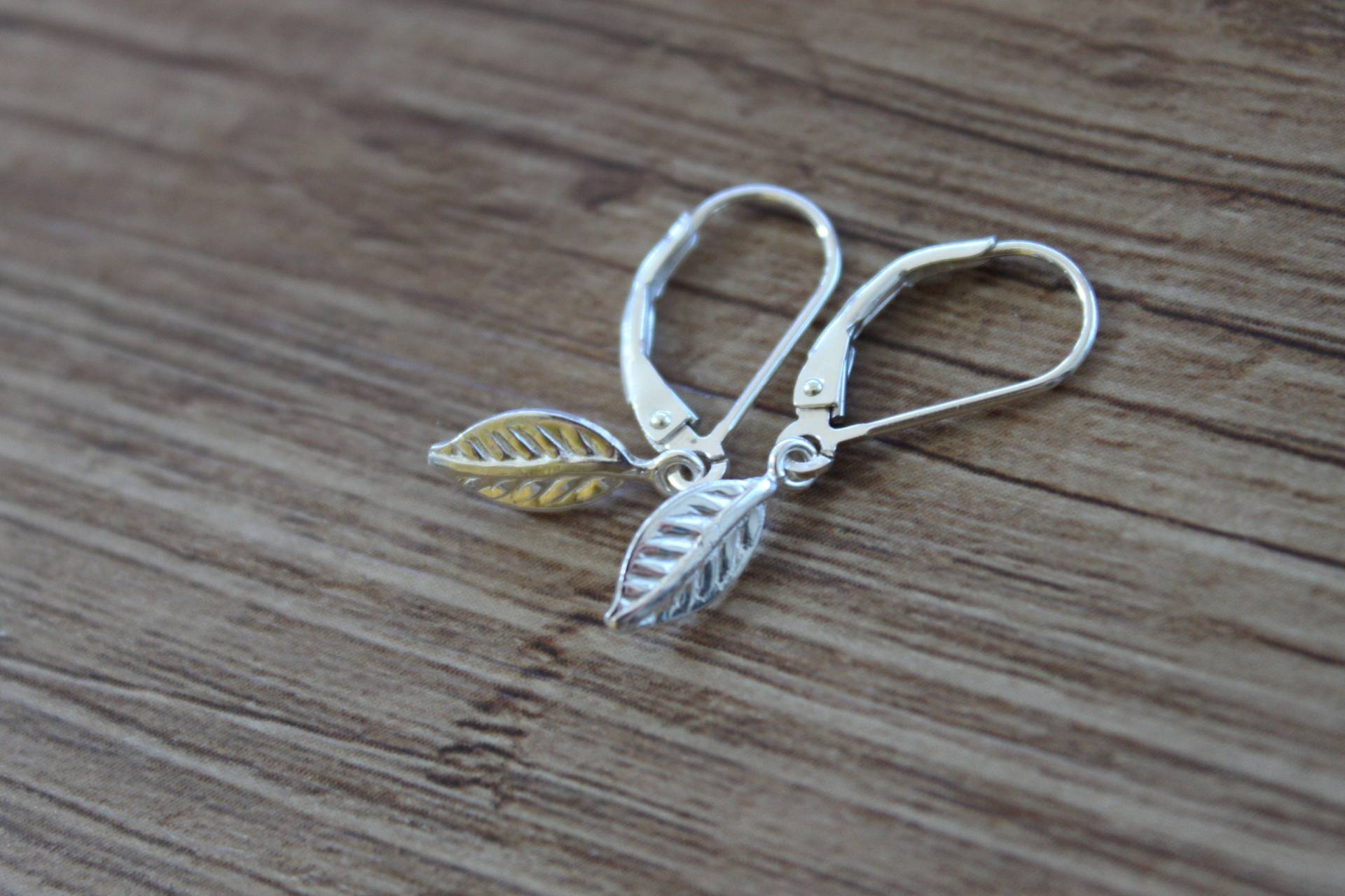 Winzige Sterling Silber Blatt Ohrringe, Baumeln Und Tropfen Minimalist Naturliebhaber Für Frauen, Lever Back Ohrringe von NtikArtJewelry