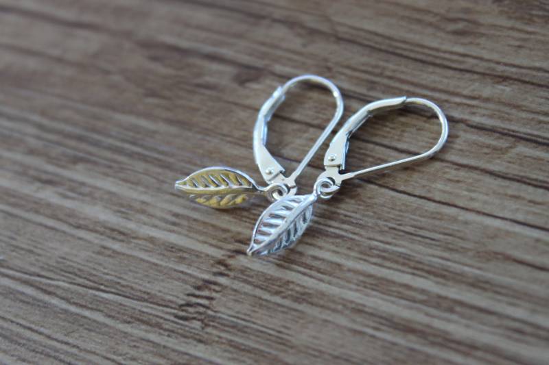 Winzige Sterling Silber Blatt Ohrringe, Baumeln Und Tropfen Minimalist Naturliebhaber Für Frauen, Lever Back Ohrringe von NtikArtJewelry