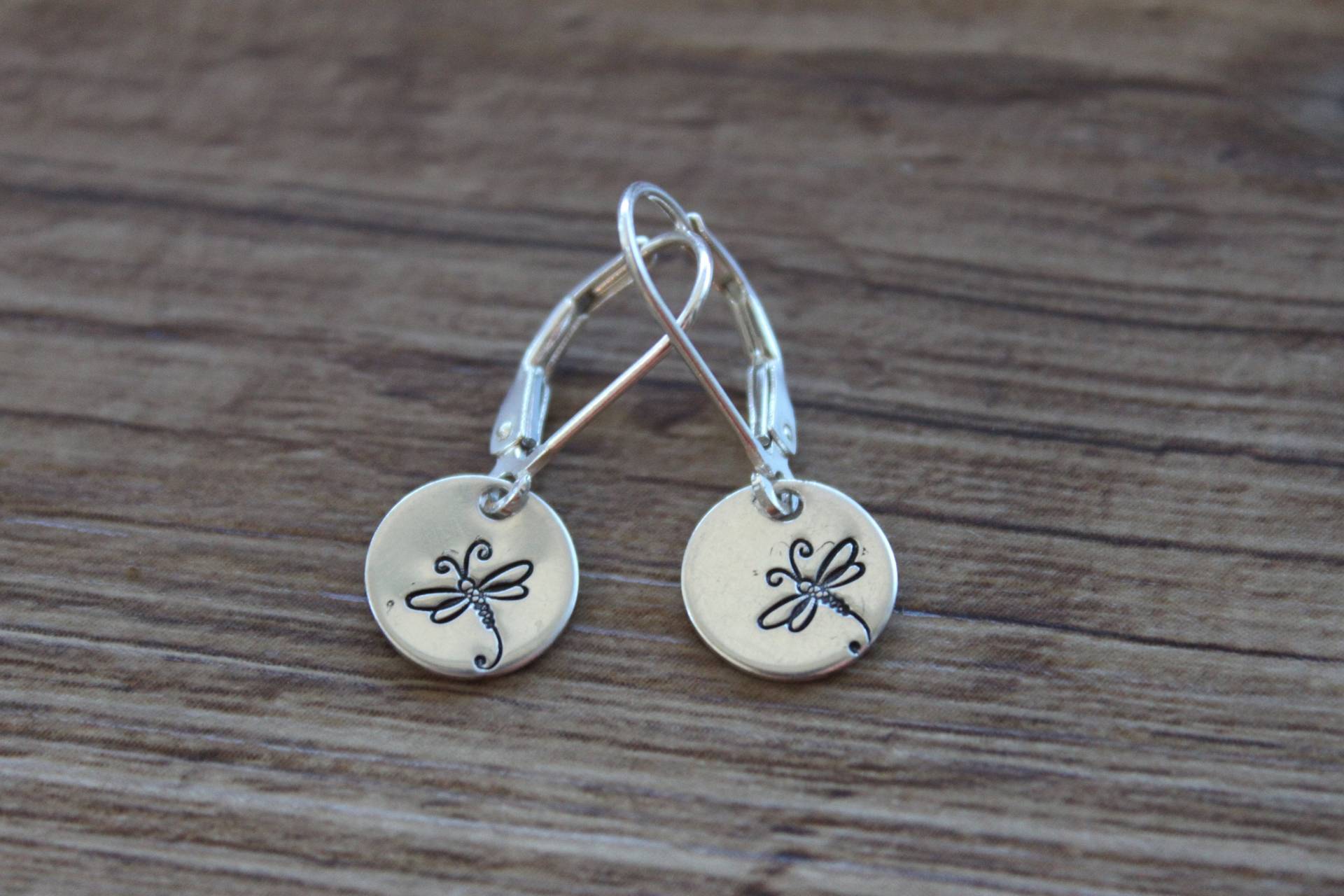 Winzige Sterling Silber Libelle, Baumeln Ohrringe, Hand Gestempelt Minimalist, Zierlich, Natur Liebhaber Geschenk, Leverback Ohrringe von NtikArtJewelry