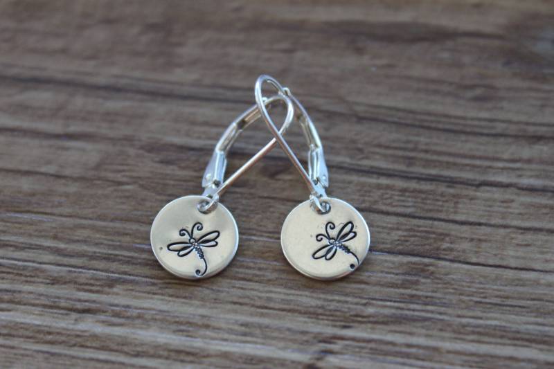 Winzige Sterling Silber Libelle, Baumeln Ohrringe, Hand Gestempelt Minimalist, Zierlich, Natur Liebhaber Geschenk, Leverback Ohrringe von NtikArtJewelry