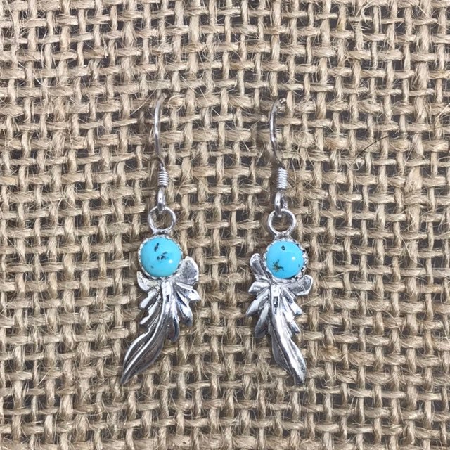 Sterling Silber Feder Baumwirrung Ohrringe Mit Hell Farbigen Türkis Stein von NualaBirdsMercantile