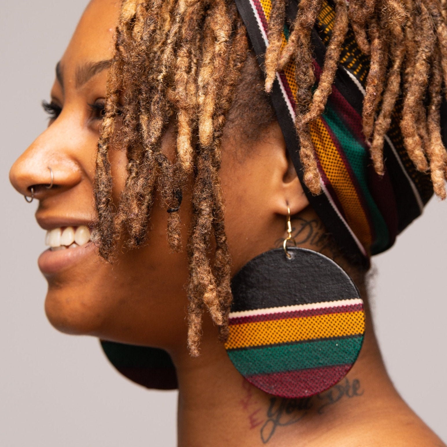 Schwarze Kente Stoff Ohrringe Afrocentric Boho Holzschmuck Schwarze Kente Stoff Ohrringe Afrocentric Boho Holzschmuck von NubianGrace