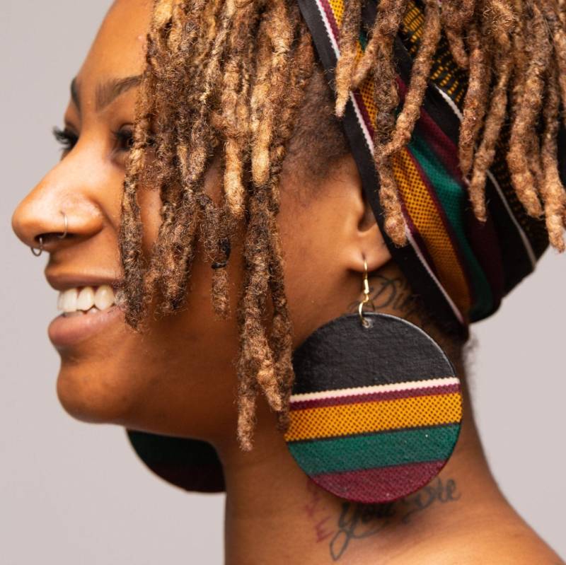 Schwarze Kente Stoff Ohrringe Afrocentric Boho Holzschmuck Schwarze Kente Stoff Ohrringe Afrocentric Boho Holzschmuck von NubianGrace