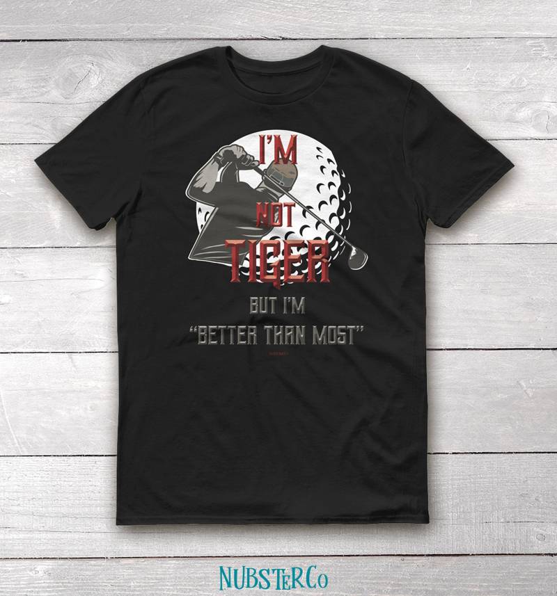 Ich Bin Nicht Tiger, Aber Besser Als Die Meisten Golf-Hemden - Lustiges Golfer-Geschenk-T-Shirt, Tpc Sawgrass-Putts, Spieler-Meisterschafts-Tribut Ich Bin Nicht Tiger, Aber Besser Als Die Meisten Golf-Hemden - Lustiges Golfer-Geschenk-T-Shirt, Tpc Sawgrass-Putts, Spieler-Meisterschafts-Tribut von NubsterCo