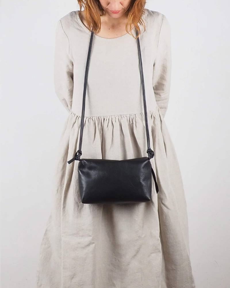 Kleine Schwarze Leder Crossbody Tasche, Minimalist Kleine Geldbörse, Handgemachte Schwarze Geldbörse Frauen, Umhängetasche Schwarz von Nubuckcuir