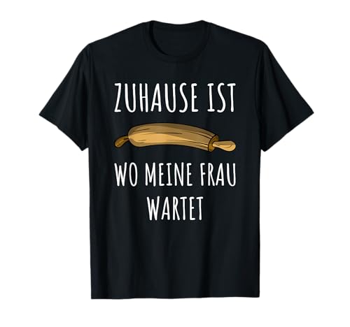 Zuhause Ist Wo Meine Frau Wartet Nudelholz Herren T-Shirt von Nudelholz Design | Geschenke für Ehemann und Vater