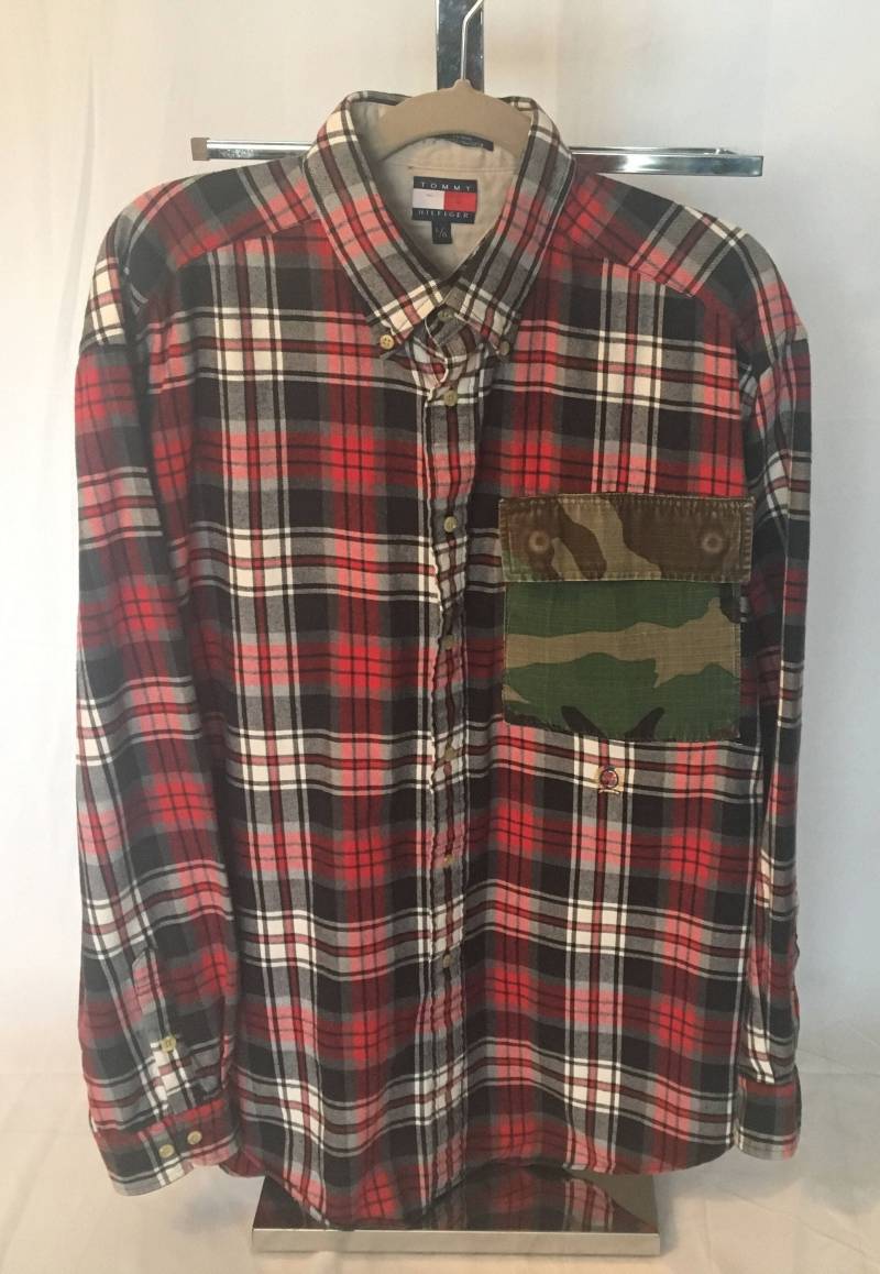 Tommy Hilfiger Flannel Mit Camo Tasche Tommy Hilfiger Flannel Mit Camo Tasche von NuevaVidaClothing
