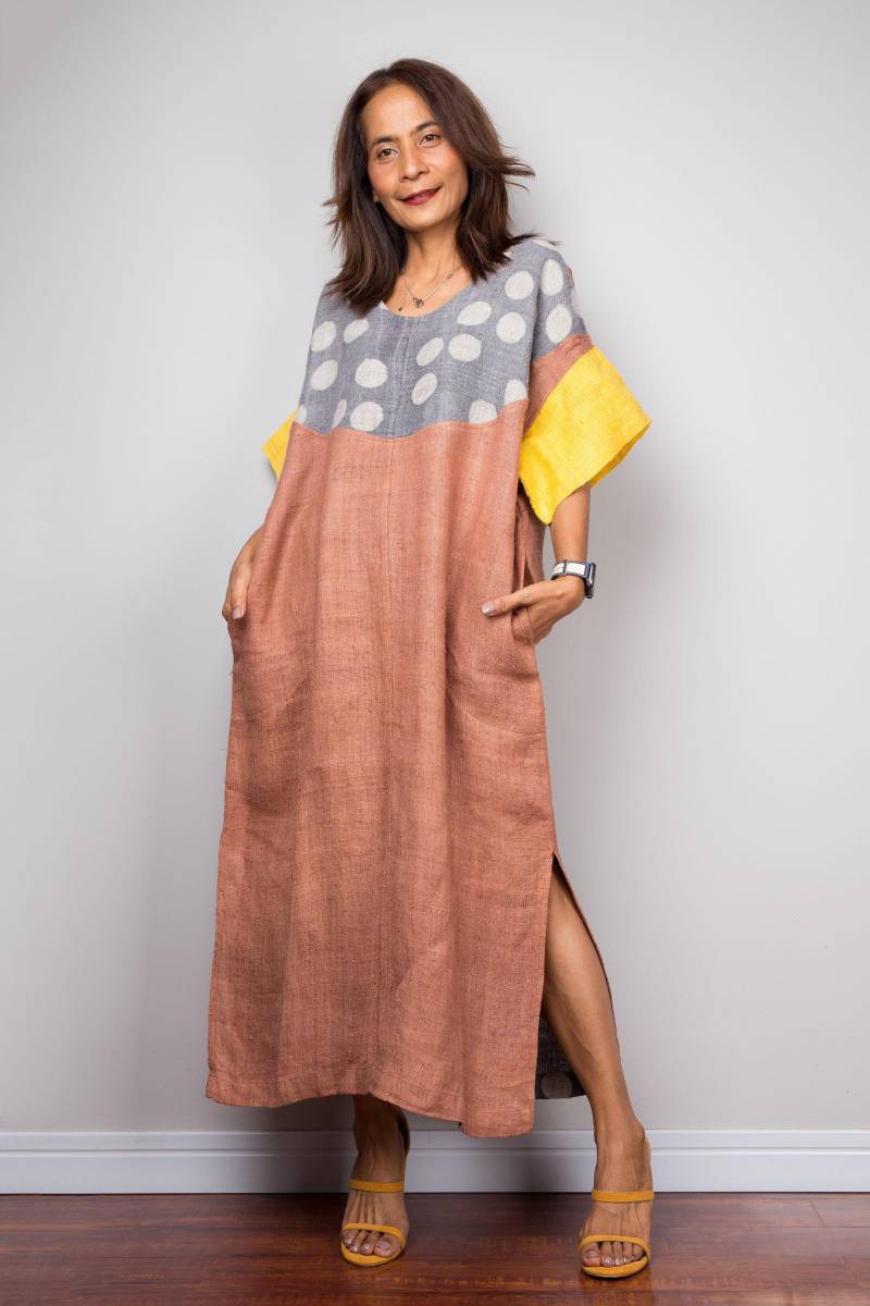 Kaftankleid, Hanfkaftan, Patchworkkleid Mit Tupfen Und Handgefärbtem Stoff. Locker Lässig Geschnittenes Kleid Taschen von Nuichan