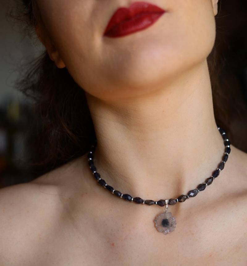 "Die Edelstein-Kette "Valetudo" Besteht Aus Kyanit, Blutsteinen, Einem Amethyst-Anhänger Und Edelstahl-Details." von NumeroPhi