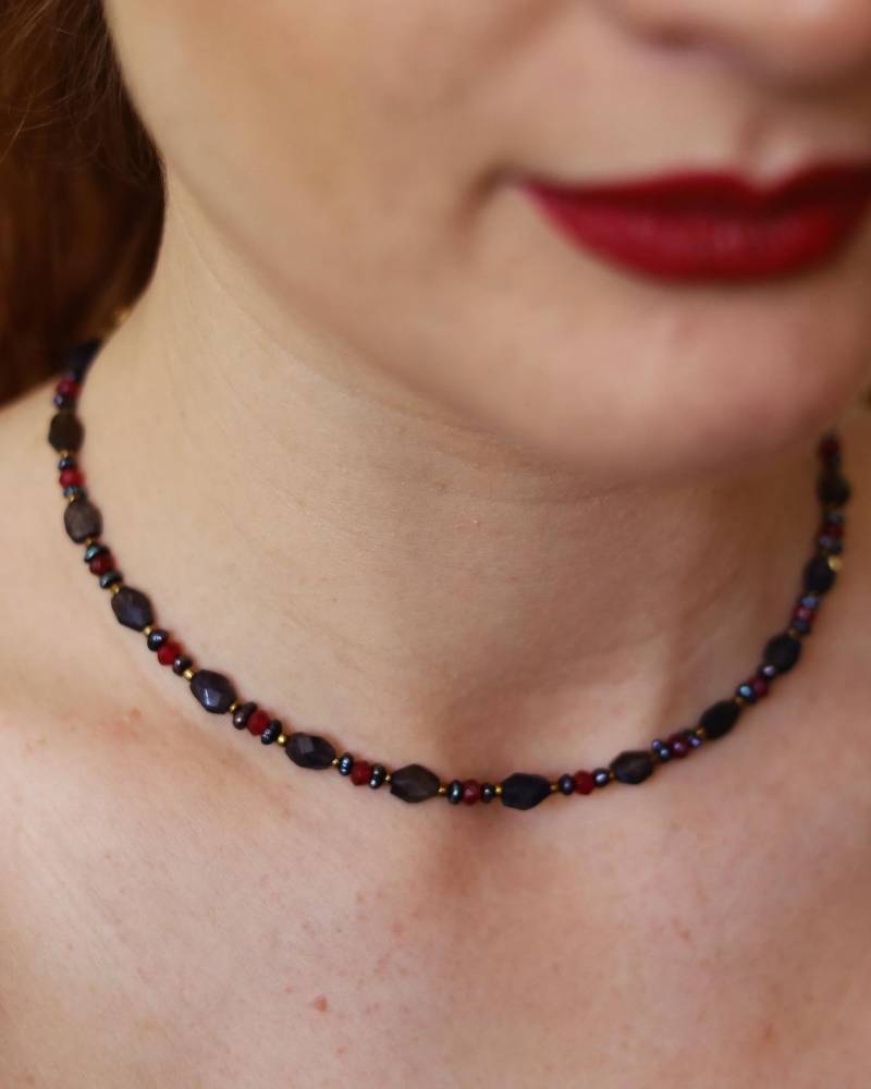 Die Edelstein - Und Perlenkette „Namaka" Besteht Aus Kyanit, Rotem Achat Schwarzen Süsswasserperlen von NumeroPhi