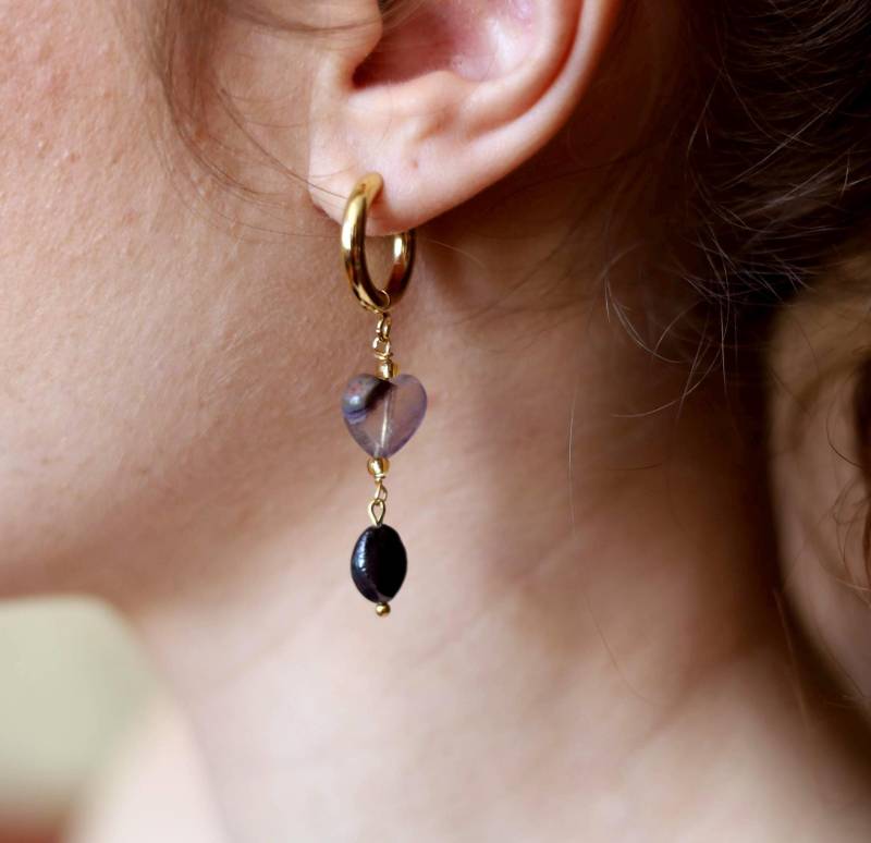 "Die "Herz - Fluorit" Ohrringe Sind Mit Fluorit, Schwarzen Perlen Und Edelstahl-Details Gefertigt." von NumeroPhi