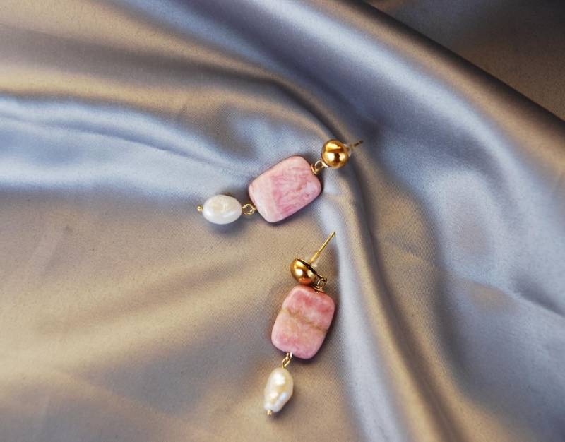 Die Perlen Und Edelstein Ohrringe „Anthe" Aus Süßwasserperlen Rhodochrosit von NumeroPhi