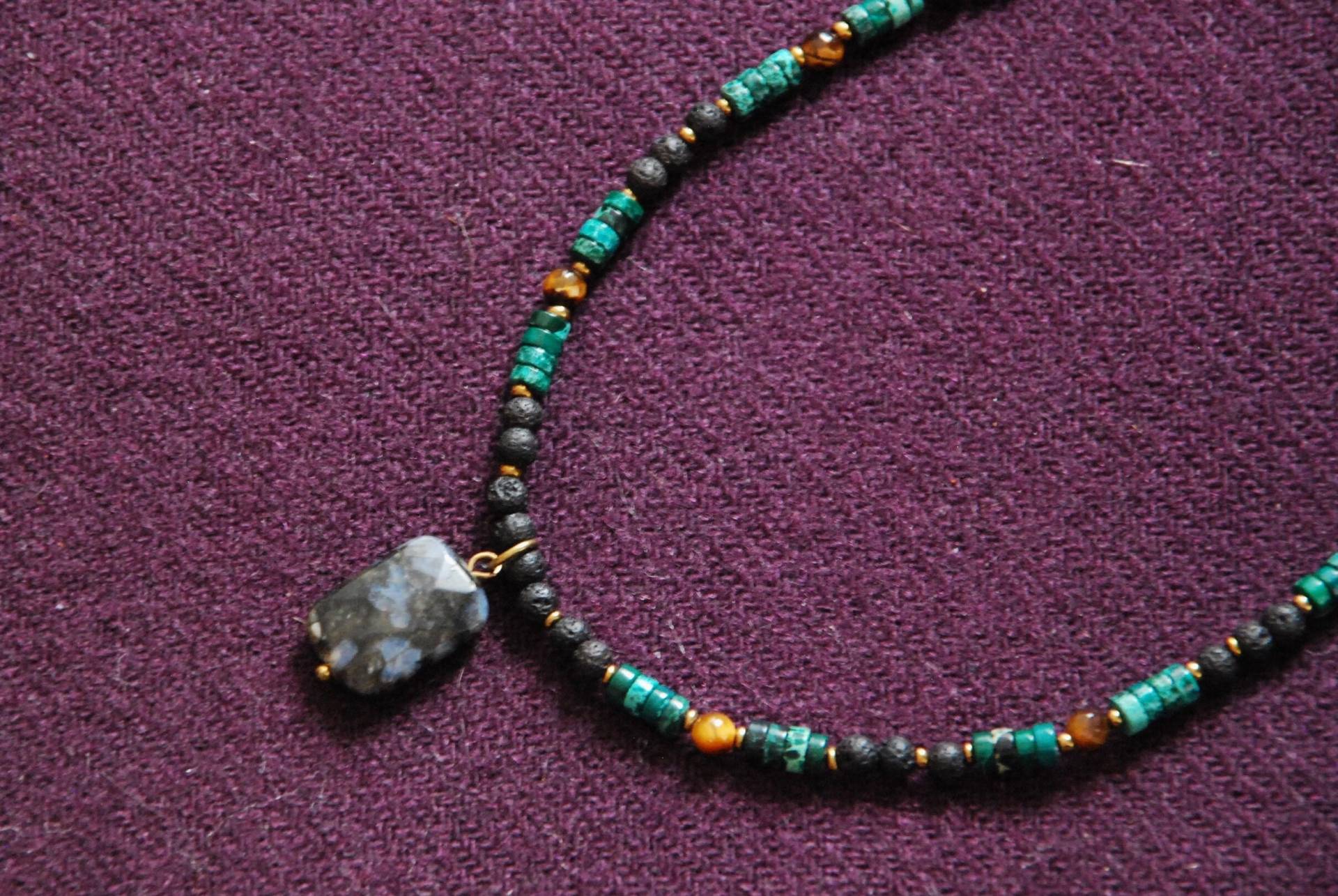 Tigerauge, Lava & Malachit Edelstein Halskette Mit Schwarzem Blizzard Anhänger von NumeroPhi