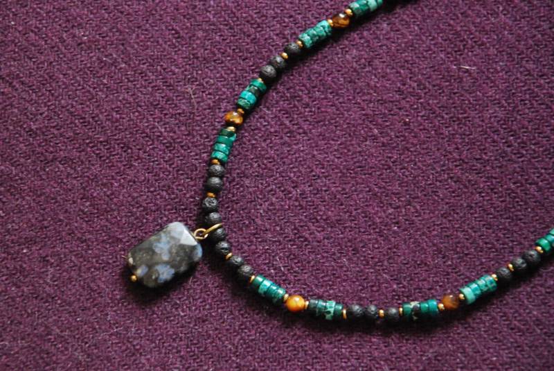 Tigerauge, Lava & Malachit Edelstein Halskette Mit Schwarzem Blizzard Anhänger von NumeroPhi