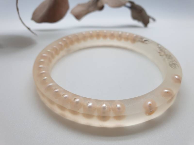 „(UnZerbrechliches" Armband Aus Harz Und Gebrochenem Zuchtperlenarmband, Nunaa, Originelles Einzelstück, Hergestellt in Frankreich „(UnZerbrechliches" Armband Aus Harz Und Gebrochenem Zuchtperlenarmband, Nunaa, Originelles Einzelstück, Hergestellt in Frankreich von NunaaJewelry