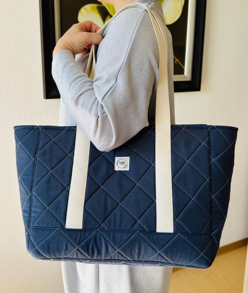 Handgemachte Stilvolle Wasserabweisende Kapitonetasche in Dunkelblau - Geschenk Für Frauen Vielseitig & Elegant von NurDesignKunst