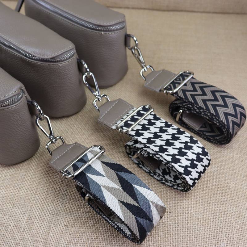 Taupe Ledertaschengurte Für Frauen, Gemusterten Lederriemen Taschen Mit Silberner Hardware, Breiter Schultergurt, Kamerataschengurte von NurPelle