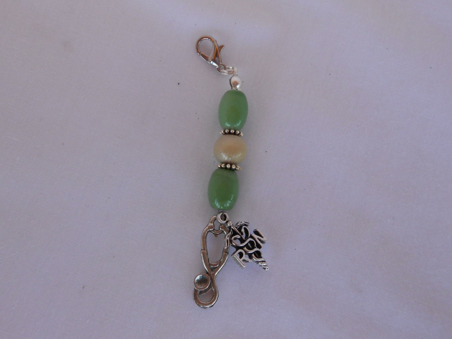1 Rn Mit Stethoskop Perlen Charms Zum Verschönern Von Schlüsselbund, Handtasche, Kleidung, Brieftasche Oder Zur Verwendung Als Schmuck 1 Rn Mit Stethoskop Perlen Charms Zum Verschönern Von Schlüsselbund, Handtasche, Kleidung, Brieftasche Oder Zur Verwendung Als Schmuck von NursesNPurses