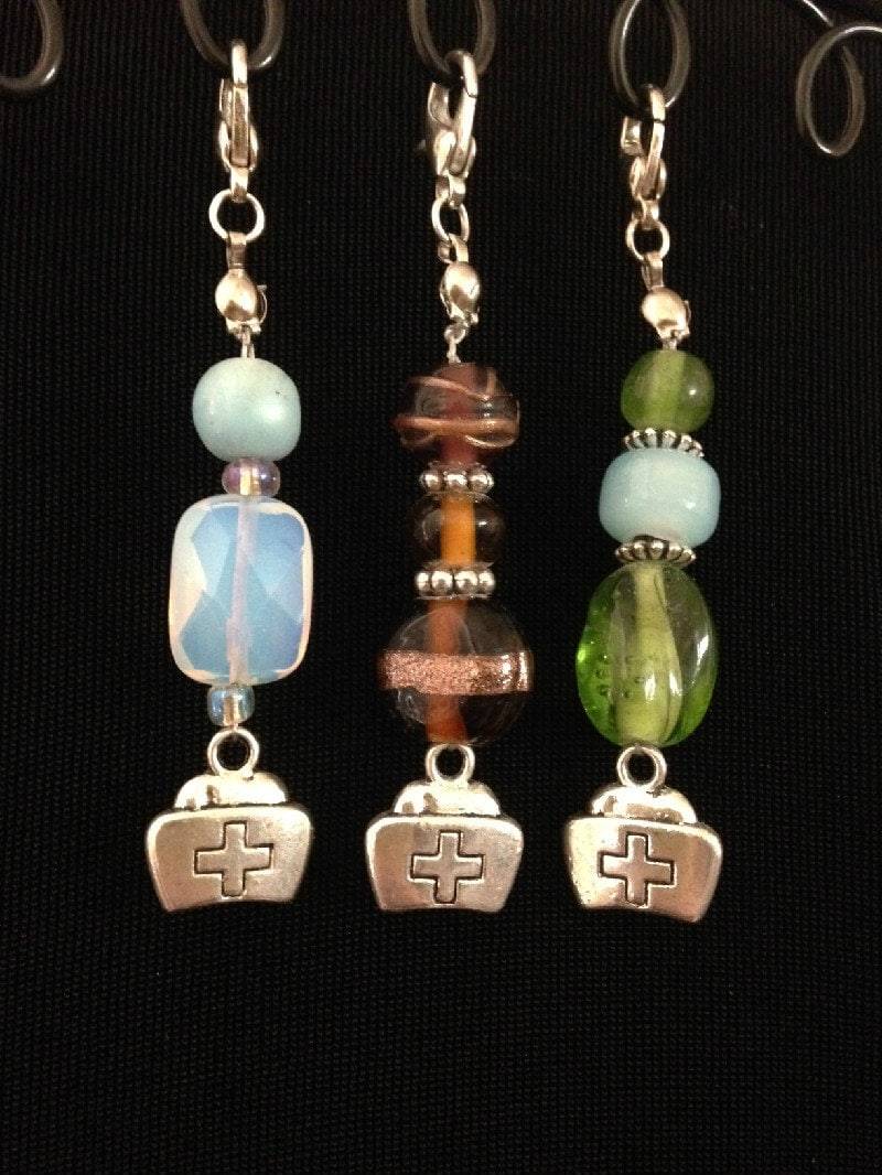 3 Nurse Cap Perlen Charms Machen Große Geschenke Kaufe Und Spare. Füge Deinem Handy, Deiner Tasche, Ausweis Vielem Mehr Pfiff Hinzu 3 Nurse Cap Perlen Charms Machen Große Geschenke Kaufe Und Spare. Füge Deinem Handy, Deiner Tasche, Ausweis Vielem Mehr Pfiff Hinzu von NursesNPurses