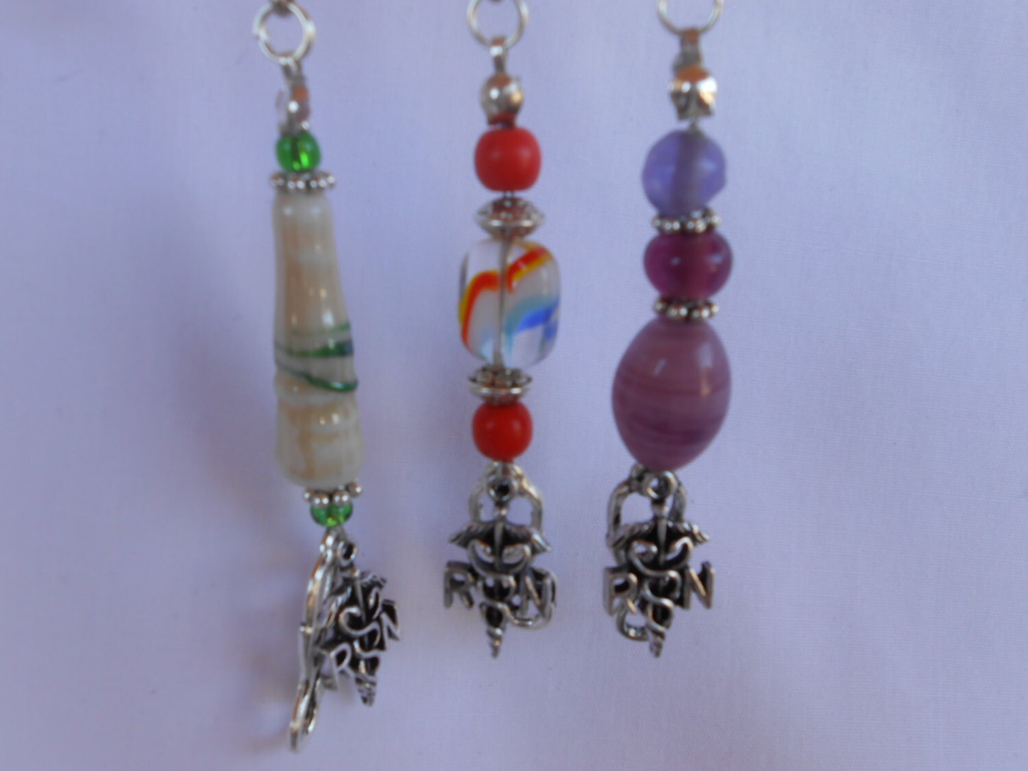 3 Rn Mit Stethoskop Perlen Charms. Kaufe Und Spar. Verschönern Sie Ihre Handtasche, Schlüsselanhänger, Id-Abzeichen, Kleidung Usw 3 Rn Mit Stethoskop Perlen Charms. Kaufe Und Spar. Verschönern Sie Ihre Handtasche, Schlüsselanhänger, Id-Abzeichen, Kleidung Usw von NursesNPurses