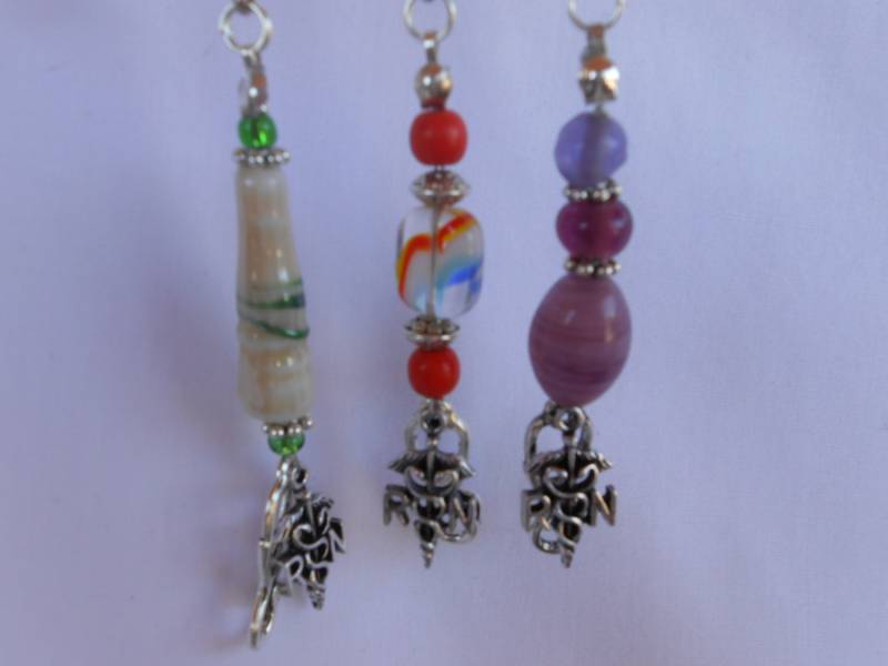 3 Rn Mit Stethoskop Perlen Charms. Kaufe Und Spar. Verschönern Sie Ihre Handtasche, Schlüsselanhänger, Id-Abzeichen, Kleidung Usw 3 Rn Mit Stethoskop Perlen Charms. Kaufe Und Spar. Verschönern Sie Ihre Handtasche, Schlüsselanhänger, Id-Abzeichen, Kleidung Usw von NursesNPurses
