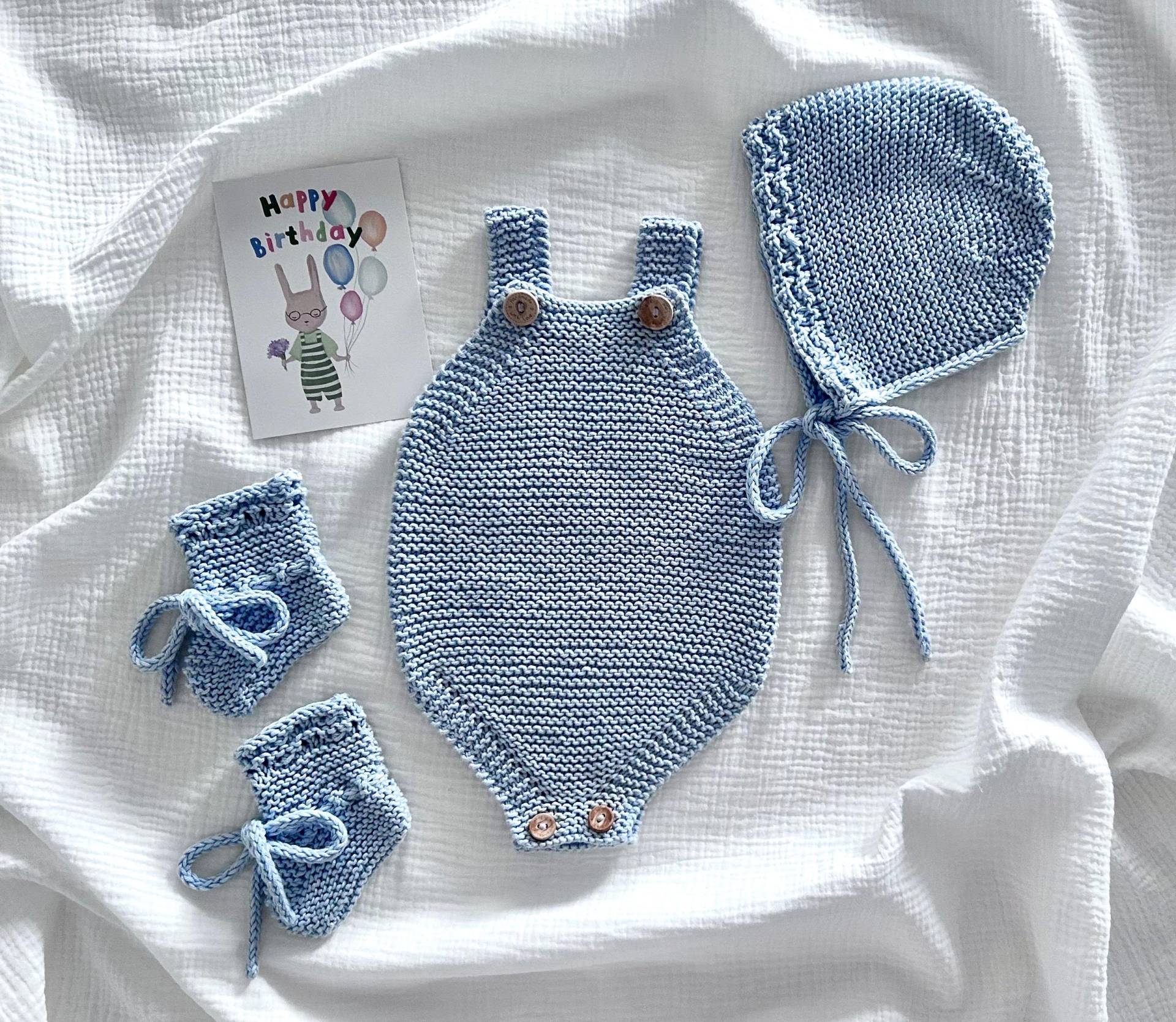 Baby Junge 0-3 Monate Strampelanzug, Mütze Und Babyschuhe Handgefertigt Aus Baumwolle Baby Junge 0-3 Monate Strampelanzug, Mütze Und Babyschuhe Handgefertigt Aus Baumwolle von NuschBoutique