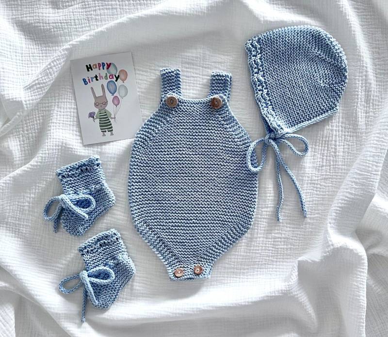 Baby Junge 0-3 Monate Strampelanzug, Mütze Und Babyschuhe Handgefertigt Aus Baumwolle Baby Junge 0-3 Monate Strampelanzug, Mütze Und Babyschuhe Handgefertigt Aus Baumwolle von NuschBoutique