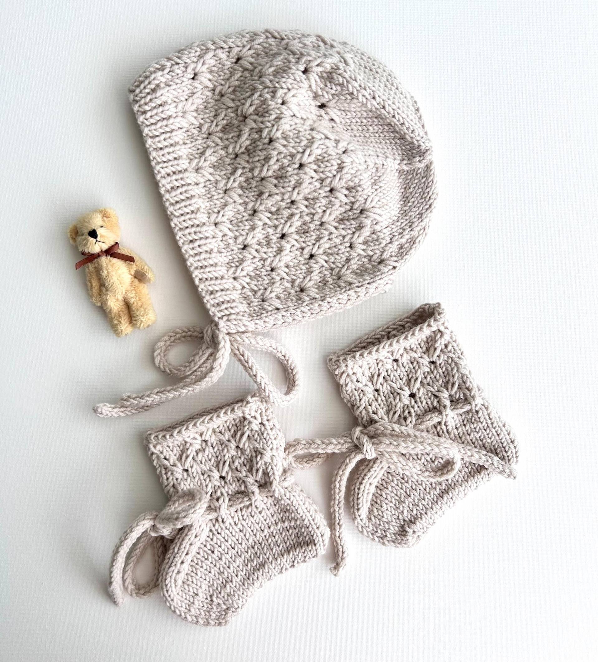 Baby Mütze Und Stiefelchen Set Aus Wolle von NuschBoutique