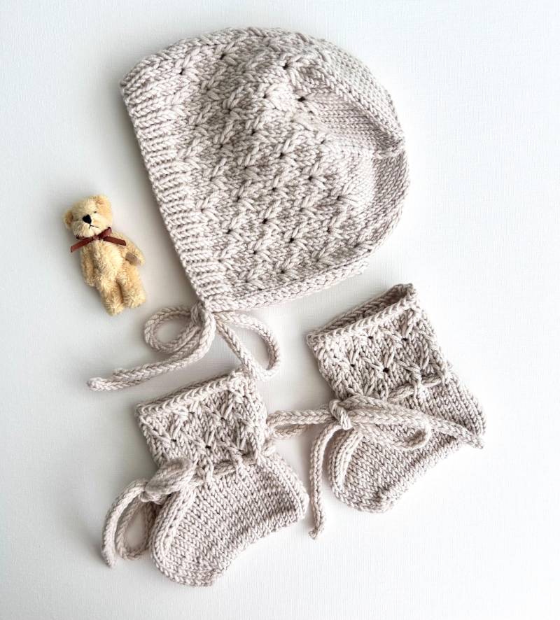 Baby Mütze Und Stiefelchen Set Aus Wolle von NuschBoutique
