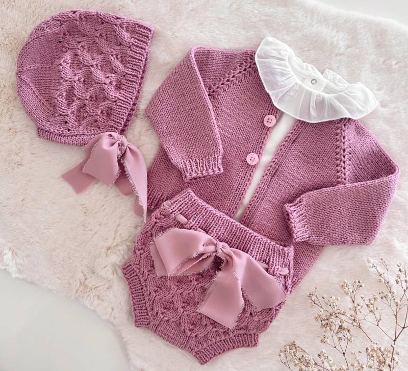 Baby Mädchen 3-6 Monate Strickjacke, Pumphose Und Mütze Handgestrickt Aus Wolle von NuschBoutique