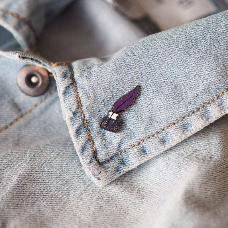 Glitzer Schreibfeder Autor Emaille Pin von NutmegandArlo