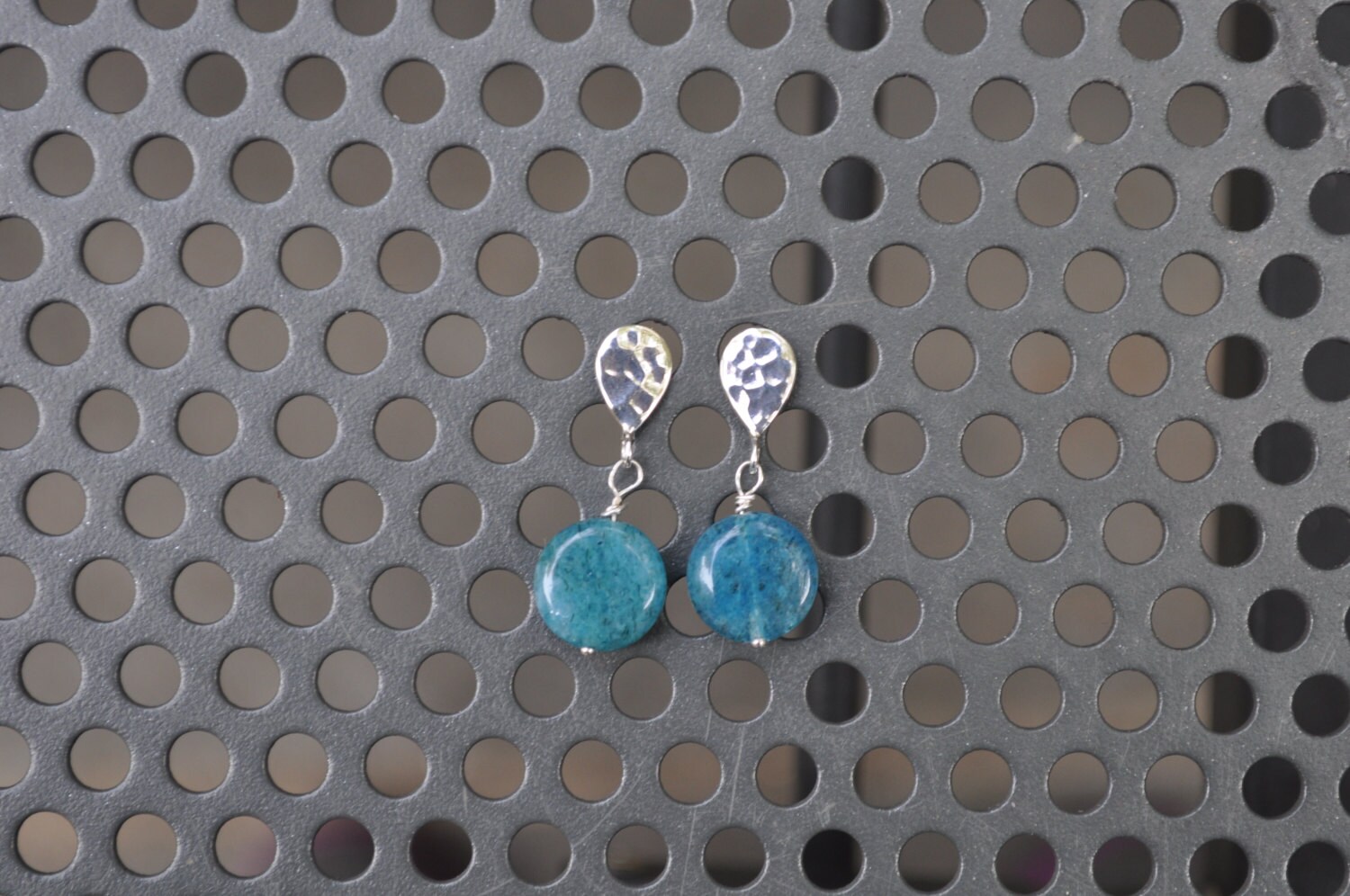 Apatit Gehämmert Teardrop-Ohrstecker Apatit Gehämmert Teardrop-Ohrstecker von NuttreeDesignJewelry