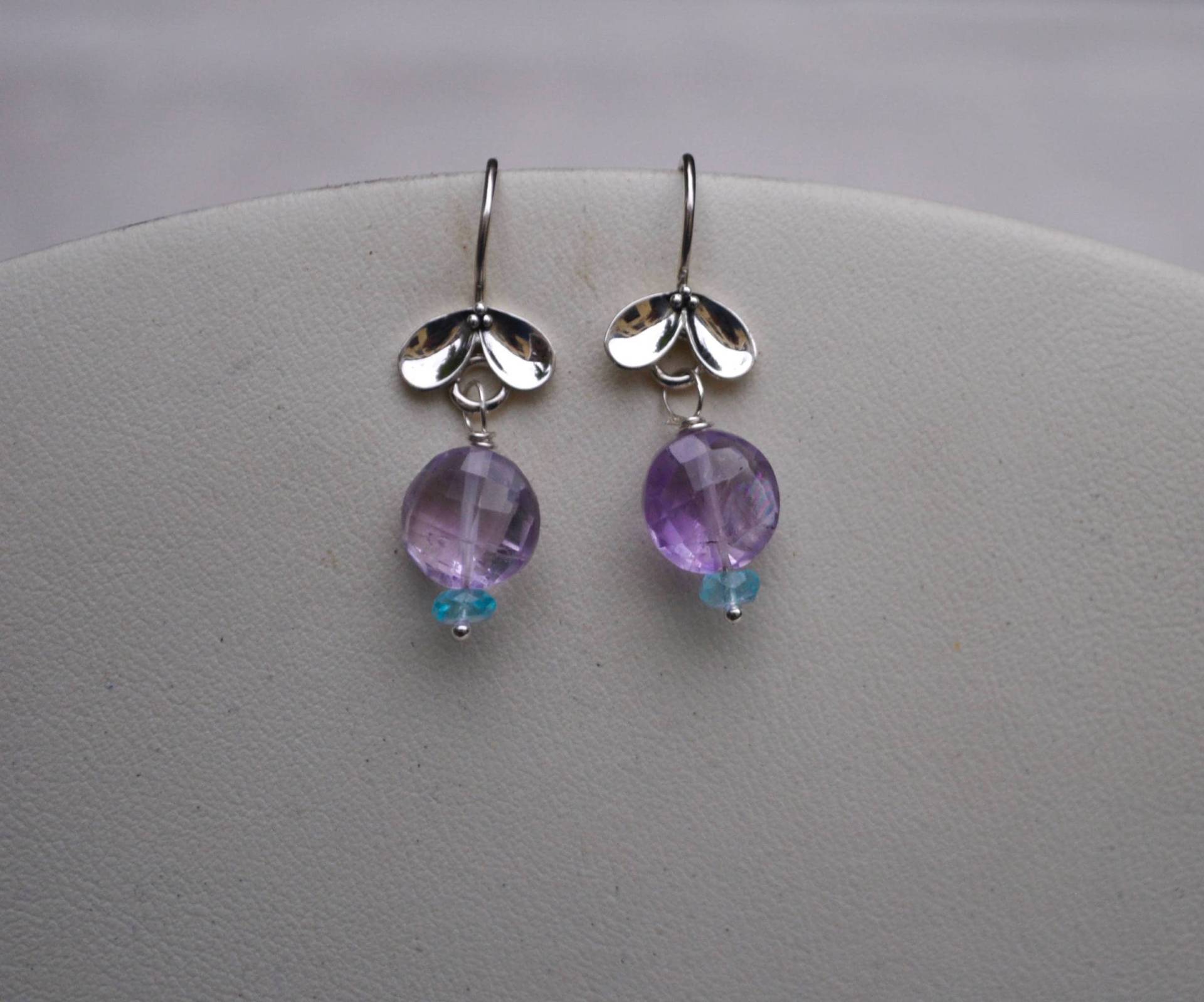 Hübsche Blütenblatt Amethyst Ohrringe Hübsche Blütenblatt Amethyst Ohrringe von NuttreeDesignJewelry