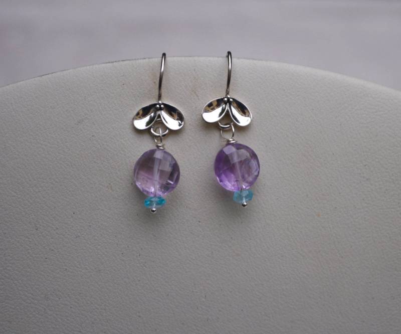 Hübsche Blütenblatt Amethyst Ohrringe von NuttreeDesignJewelry