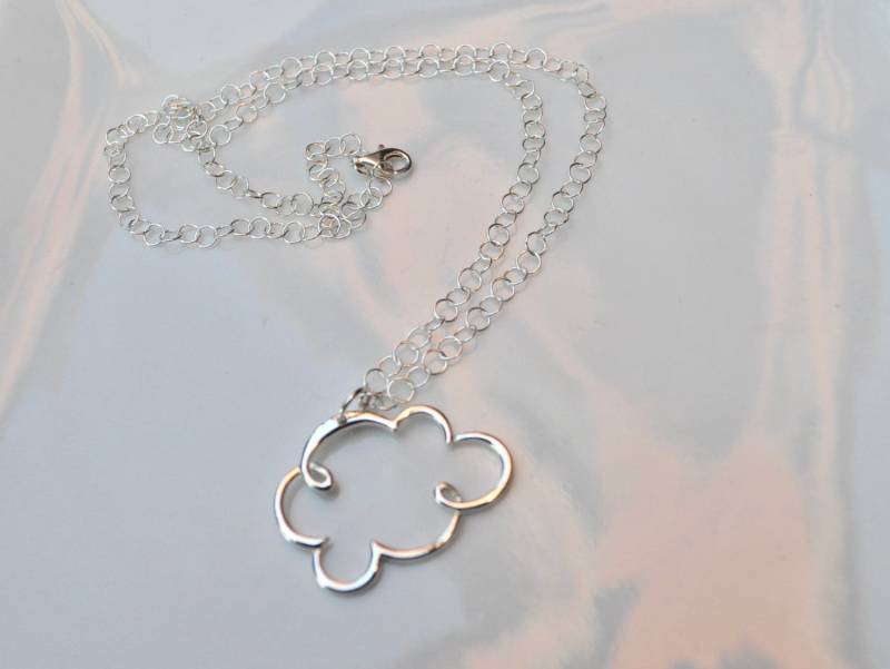 Mit Dem Kopf in Den Wolken... Sterling Silver Cloud Halskette Mit Dem Kopf in Den Wolken... Sterling Silver Cloud Halskette von NuttreeDesignJewelry