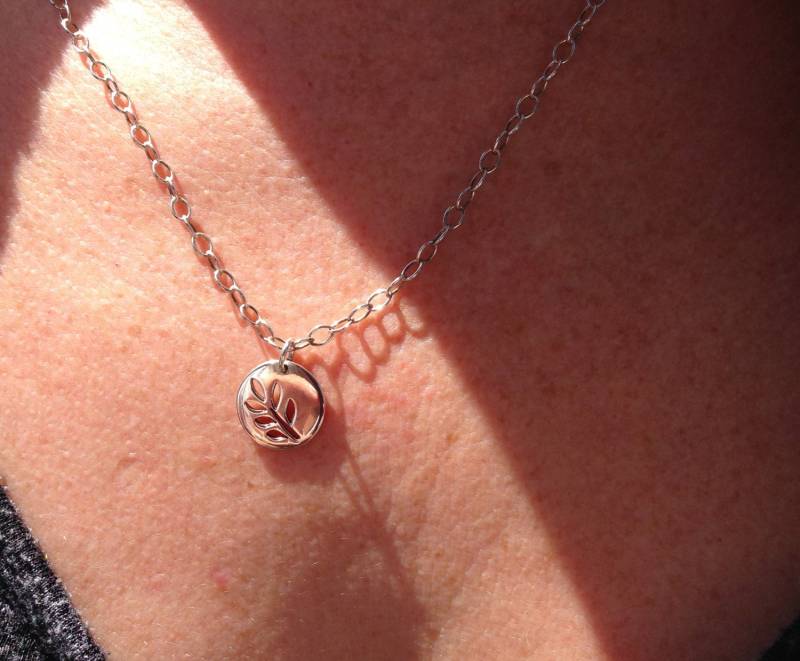 Moderne Schicke Filiale Charm Halskette von NuttreeDesignJewelry