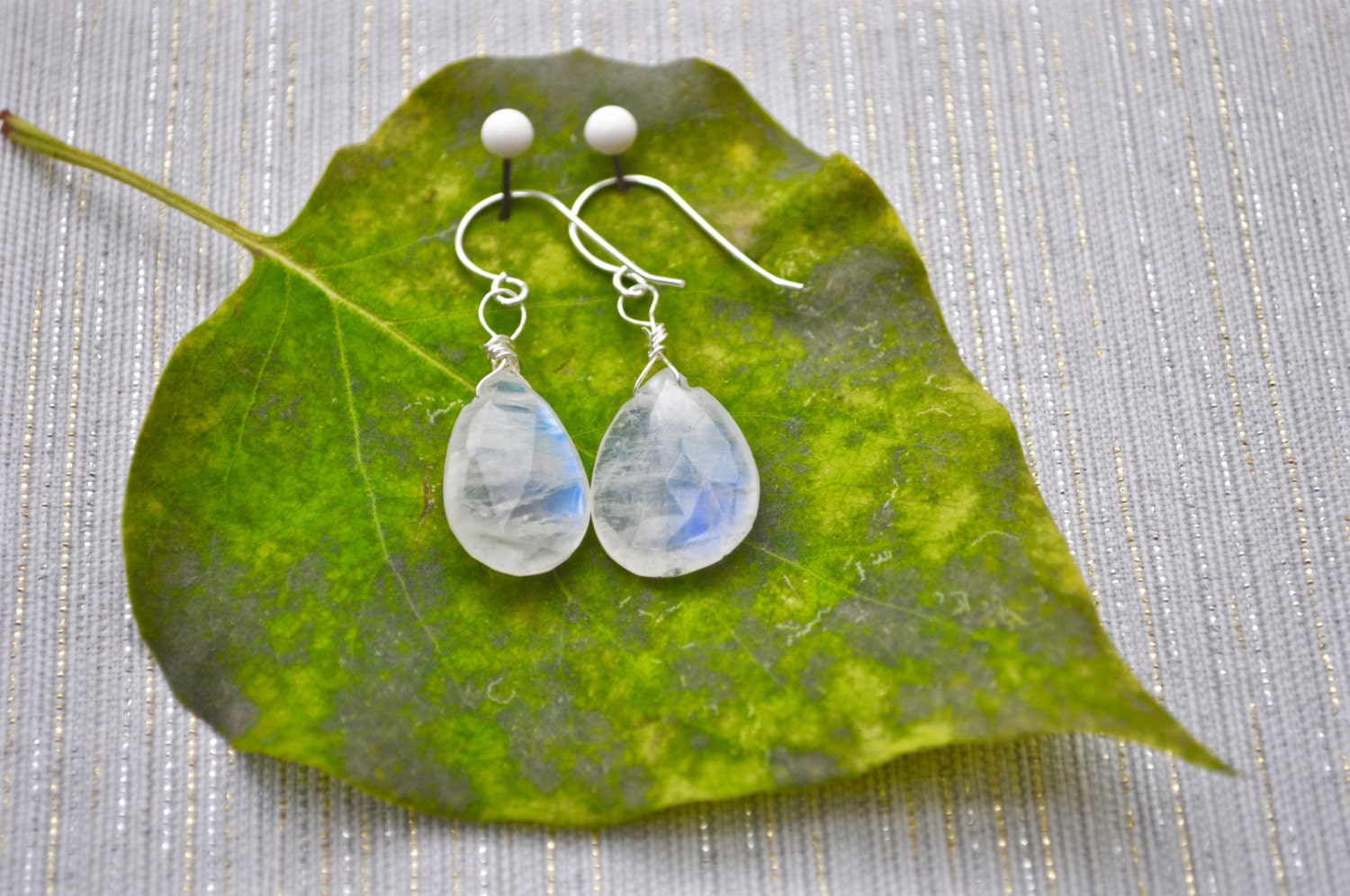 Schimmernde Regenbogen Mondsteinohrringe Schimmernde Regenbogen Mondsteinohrringe von NuttreeDesignJewelry