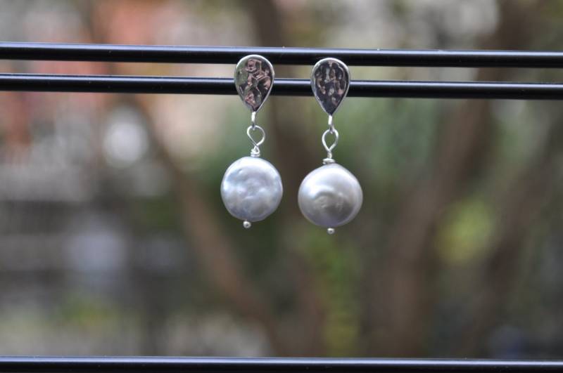 Silberperle Gehämmert Teardrop-Ohrstecker von NuttreeDesignJewelry