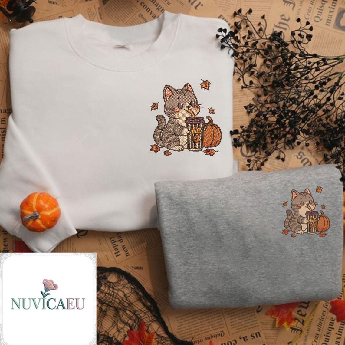 Besticktes Autumn Cat With Pumpkin Latte Shirt, Herbst Katze Sweatshirt, Kürbis T-Shirt, Kaffee Pullover Besticktes Autumn Cat With Pumpkin Latte Shirt, Herbst Katze Sweatshirt, Kürbis T-Shirt, Kaffee Pullover von NuvicaEU