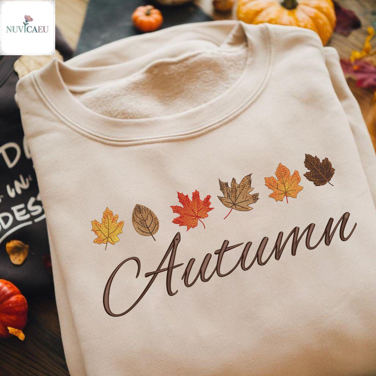 Besticktes Autumn Leaves Shirt, Herbstlaub Sweatshirt, Cozy T-Shirt, Herbstmode, Geschenk Für Sie, Hygge Style, Herbst Outfit Besticktes Autumn Leaves Shirt, Herbstlaub Sweatshirt, Cozy T-Shirt, Herbstmode, Geschenk Für Sie, Hygge Style, Herbst Outfit von NuvicaEU
