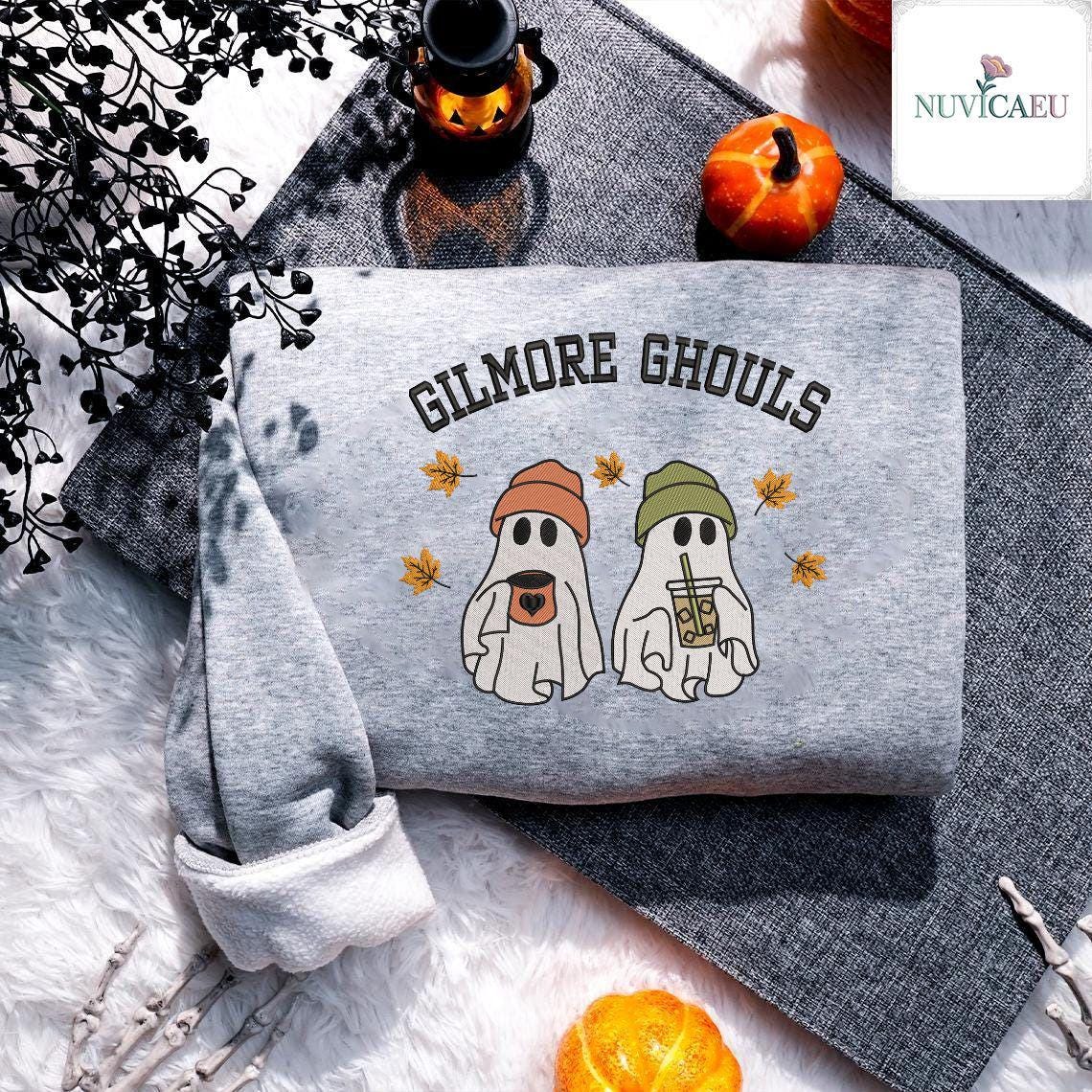 Besticktes Gilmore Ghouls Shirt, Gespenster Sweatshirt, Kaffee T-Shirt, Herbst Stickerei, Lustiges Halloween Design Besticktes Gilmore Ghouls Shirt, Gespenster Sweatshirt, Kaffee T-Shirt, Herbst Stickerei, Lustiges Halloween Design von NuvicaEU