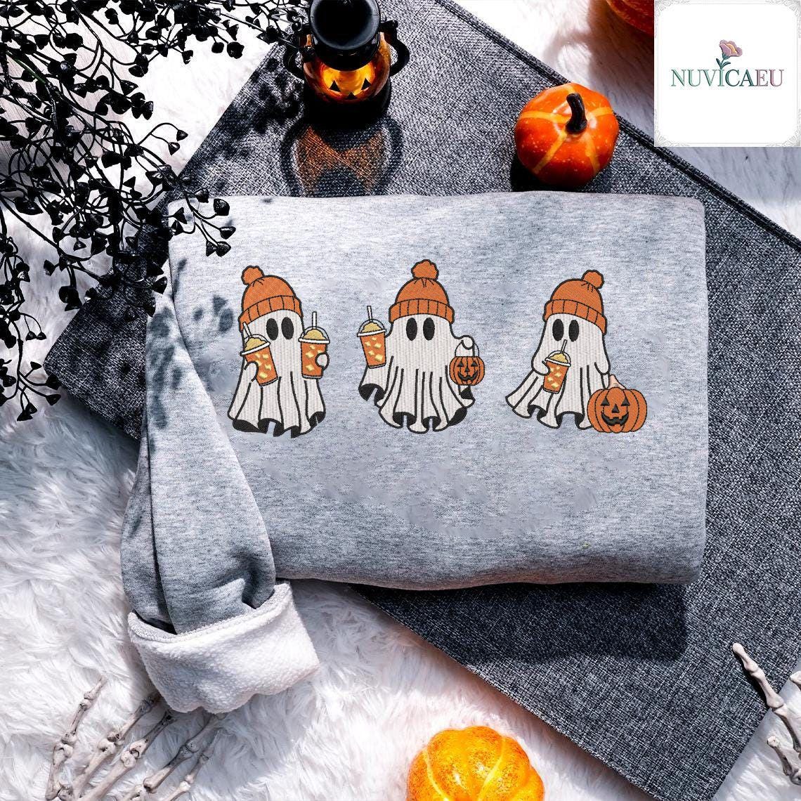 Besticktes Pumpkin Spice Ghosts Shirt, Halloween Geist Sweatshirt, Herbst Kaffee T-Shirt, Kürbis Latte Pullover, Geschenk Für Herbstfans Besticktes Pumpkin Spice Ghosts Shirt, Halloween Geist Sweatshirt, Herbst Kaffee T-Shirt, Kürbis Latte Pullover, Geschenk Für Herbstfans von NuvicaEU