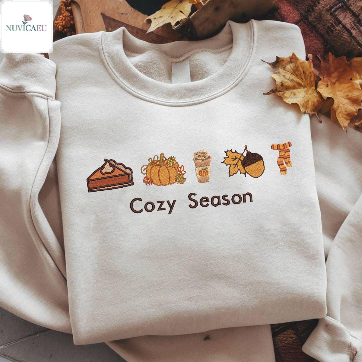 Cozy Season Sweatshirt, Herbst Pullover Kuchen Kürbis Kaffee Eichel Schal, Stickerei Autumn Sweater, Geschenk, Gemütlicher Pulli Cozy Season Sweatshirt, Herbst Pullover Kuchen Kürbis Kaffee Eichel Schal, Stickerei Autumn Sweater, Geschenk, Gemütlicher Pulli von NuvicaEU