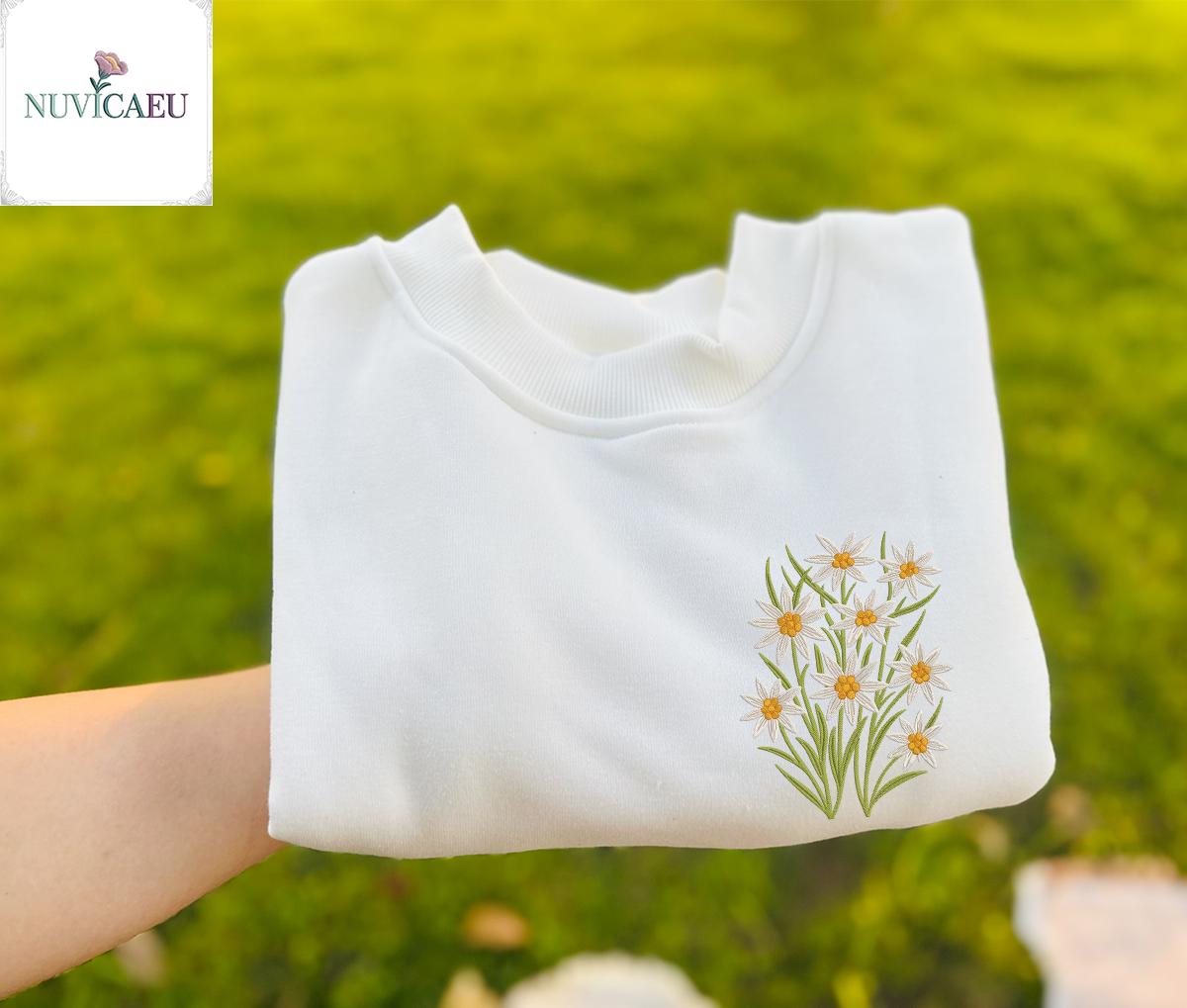 Daisy Embroidery Shirt, Floral Embroidered Sweatshirt, Botanical Custom Sleeve Name, Gift For Her, Stickerei Gänseblümchen Daisy Embroidery Shirt, Floral Embroidered Sweatshirt, Botanical Custom Sleeve Name, Gift For Her, Stickerei Gänseblümchen von NuvicaEU