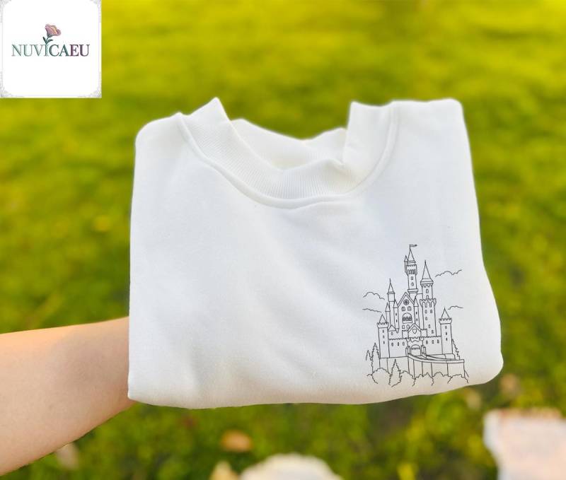 Embroidered Castle Shirt, Fairytale Embroidery, Princesscore Sweatshirt, Cute Aesthetic Gift For Dreamers & Girls von NuvicaEU