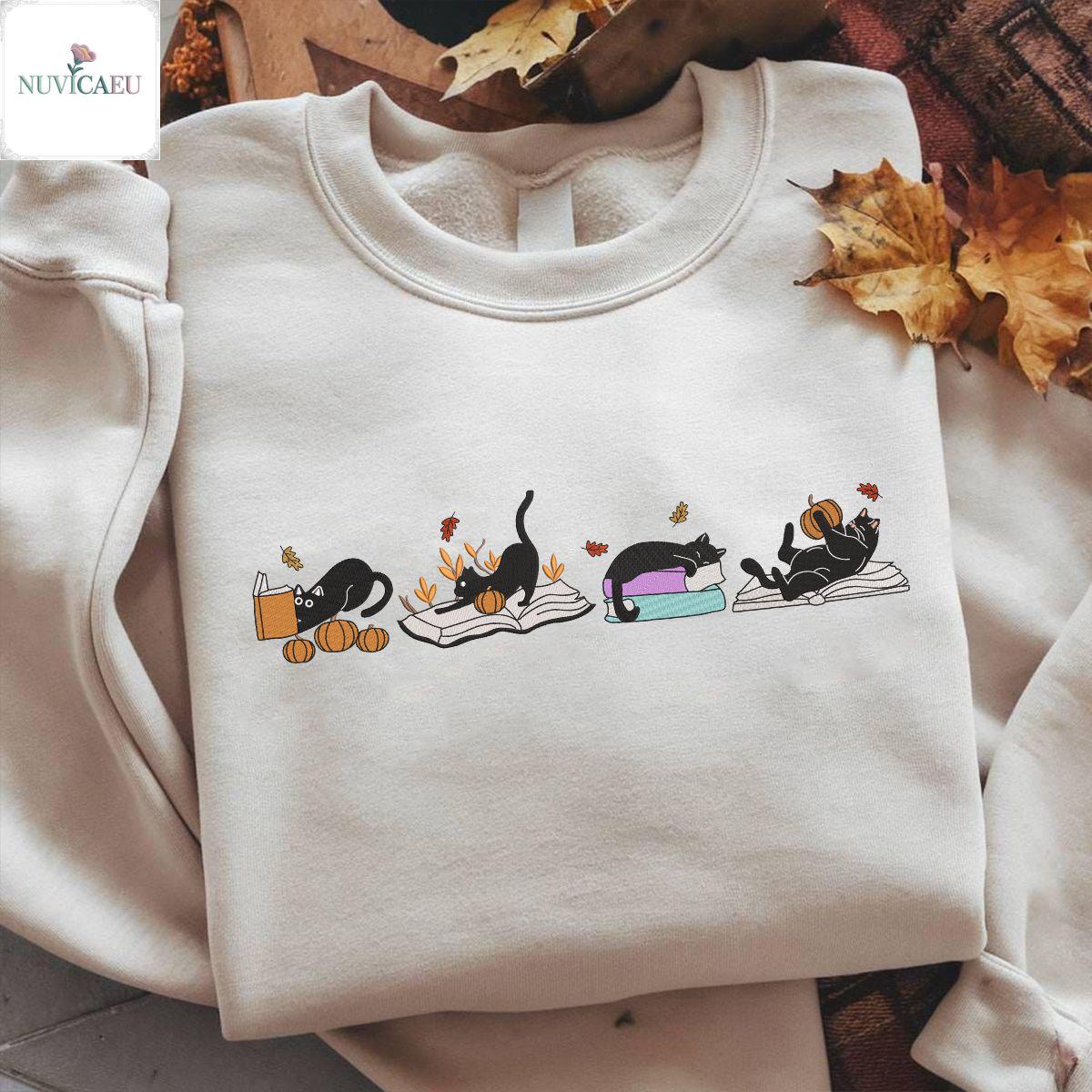 Embroidered Playful Black Cats Shirt, Autumn Cat Lover Sweatshirt, Cozy Fall T-Shirt, Cute Kitty Embroidery, Pumpkin & Leaf Design Embroidered Playful Black Cats Shirt, Autumn Cat Lover Sweatshirt, Cozy Fall T-Shirt, Cute Kitty Embroidery, Pumpkin & Leaf Design von NuvicaEU