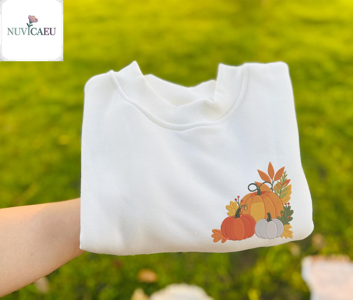 Embroidered Pumpkin Fall Shirt, Autumn Embroidery Cozy Thanksgiving Sweatshirt, Outfit, Unisex Gift Shirt Embroidered Pumpkin Fall Shirt, Autumn Embroidery Cozy Thanksgiving Sweatshirt, Outfit, Unisex Gift Shirt von NuvicaEU