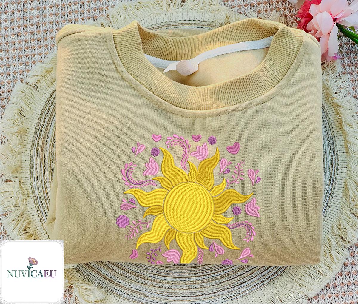 Embroidered Sun & Hearts Shirt, Sunshine Flower Embroidery Pink Yellow Boho Whimsical Summer T-Shirt Sweatshirt Embroidered Sun & Hearts Shirt, Sunshine Flower Embroidery Pink Yellow Boho Whimsical Summer T-Shirt Sweatshirt von NuvicaEU