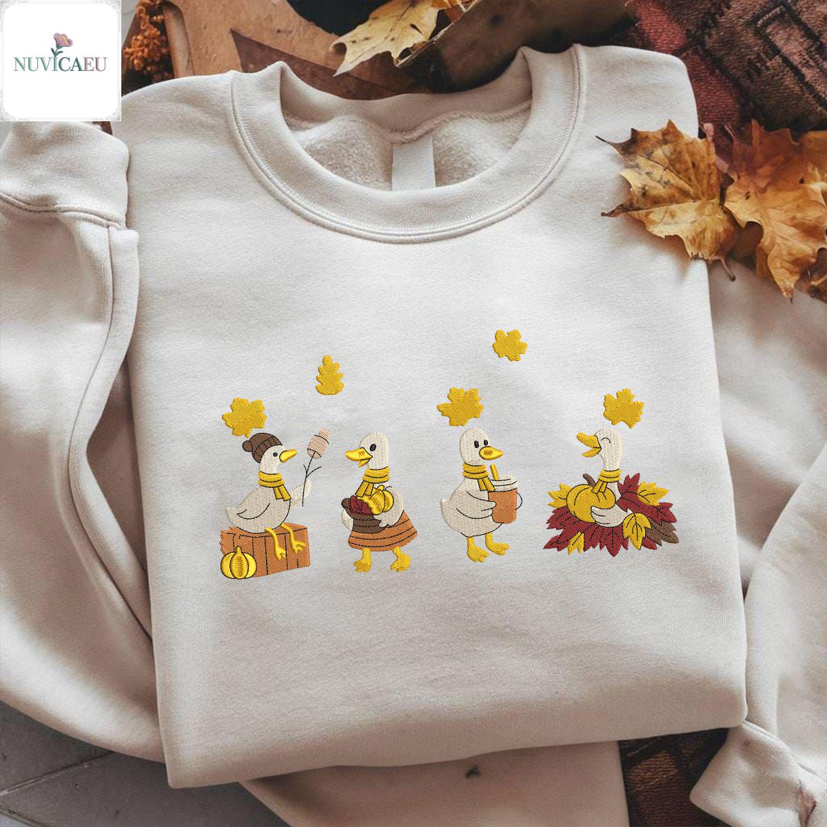 Embroidery Autumn Ducks Shirt, Duck Fall Sweatshirt, Cute Animal T-Shirt, Whimsical Embroidery, Outfit, Gift For Her Embroidery Autumn Ducks Shirt, Duck Fall Sweatshirt, Cute Animal T-Shirt, Whimsical Embroidery, Outfit, Gift For Her von NuvicaEU