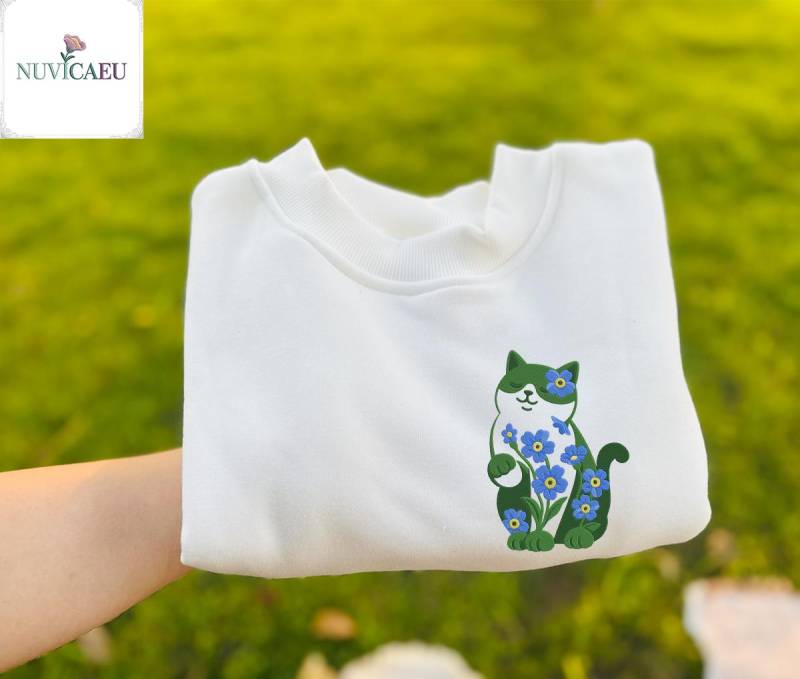 Embroidery Floral Cat Shirt, Botanical Embroidered Sweatshirt, Cute Lover Gift, Minimalist Pet Wildflower Top von NuvicaEU